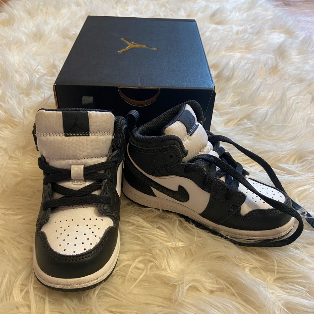 Jordan 1 Mid SE - EUC - Toddler 8C - with box.